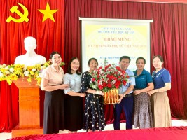 Đồng chí Lê Song Hào - Bí thư Chi bộ, Hiệu trưởng nhà trường tặng hoa chúc mừng đoàn viên nữ cán bộ, giáo viên nhân ngày 20/10.