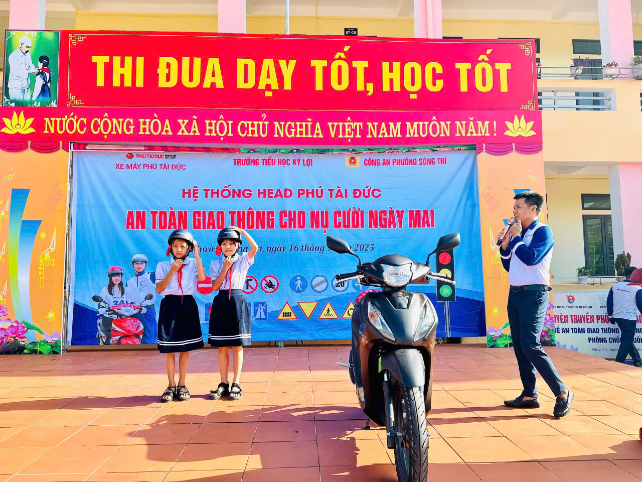CHI ĐOÀN – LIÊN ĐỘI KỲ LỢI ĐẨY MẠNH TUYÊN TRUYỀN ATGT, GIÁO DỤC PHÁP LUẬT CHO HỌC SINH ĐẦU NĂM HỌC